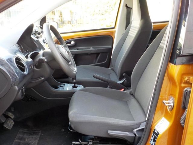 VOLKSWAGEN up! usata 25