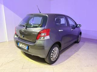 TOYOTA Yaris usata 11