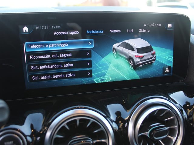 MERCEDES-BENZ GLA 220 usata, con Autoradio digitale