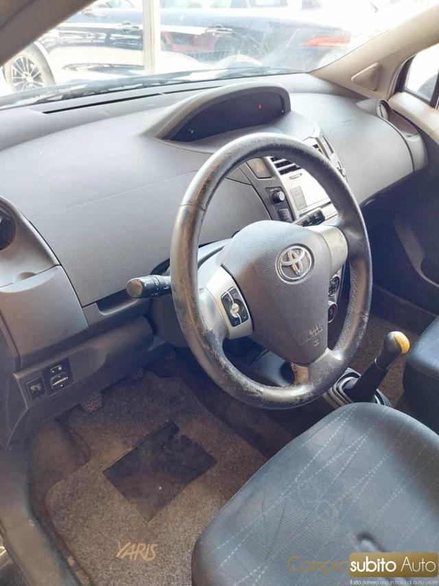 TOYOTA Yaris usata 15