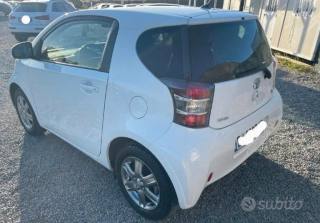 TOYOTA iQ usata, con Airbag