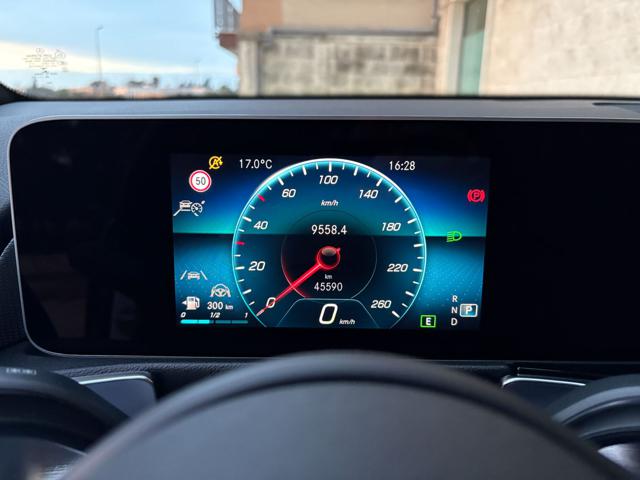 MERCEDES-BENZ GLB 200 usata, con Leve al volante