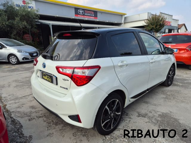 TOYOTA Yaris usata, con Fari LED