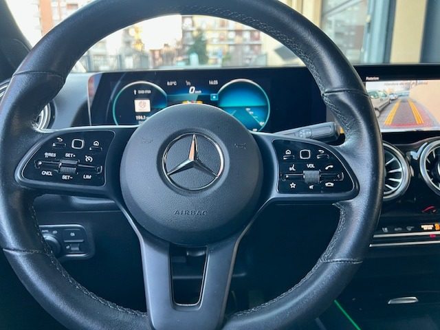 MERCEDES-BENZ GLB 180 usata, con Fari LED
