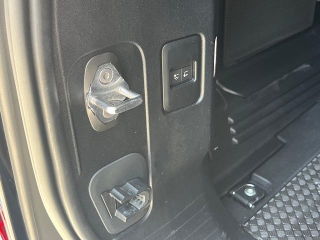 LAND ROVER Defender usata 28