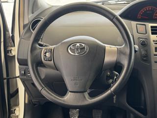 TOYOTA Yaris usata 21