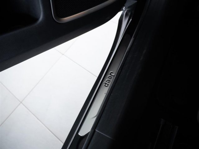 JEEP Compass usata, con Sedile posteriore sdoppiato