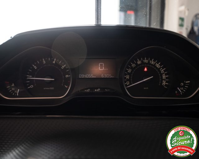 PEUGEOT 208 usata, con Volante in pelle