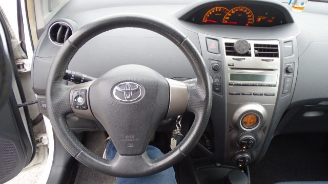 TOYOTA Yaris usata 77