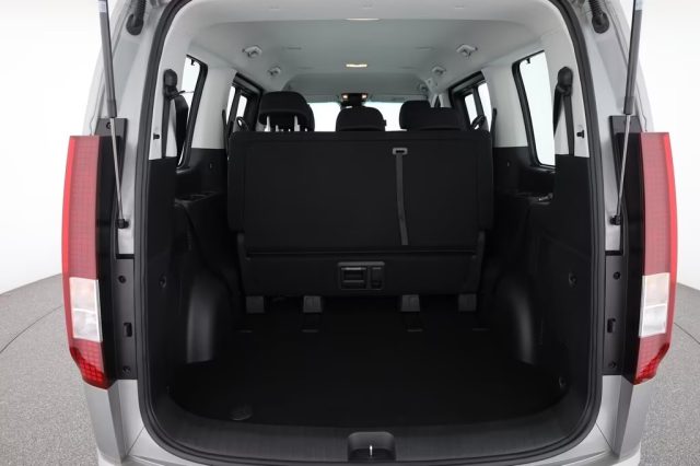 HYUNDAI Staria usata, con Leve al volante