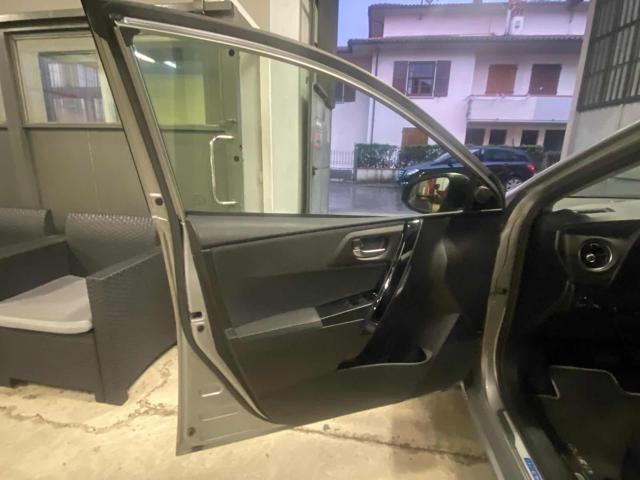TOYOTA Auris usata 16