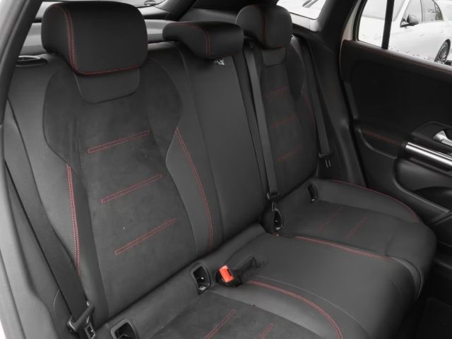 MERCEDES-BENZ GLA 180 usata, con Chiusura centralizzata
