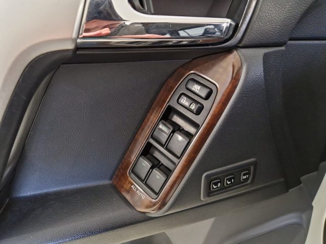 TOYOTA Land Cruiser usata, con Sedile posteriore sdoppiato