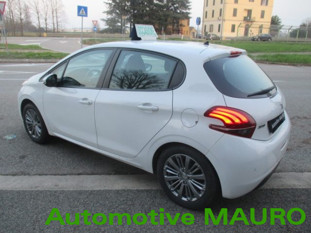 PEUGEOT 208 usata, con Autoradio