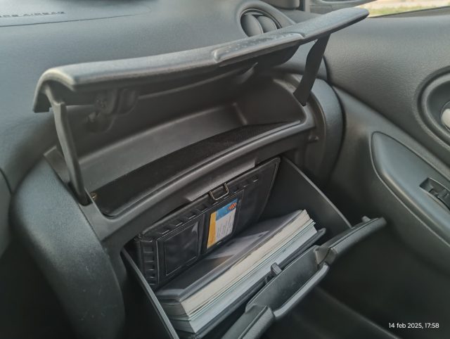 TOYOTA Yaris usata 27