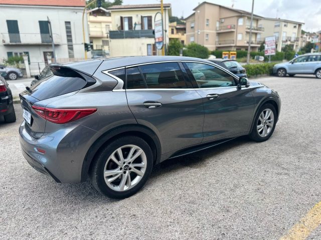 INFINITI Q30 usata, con Alzacristalli elettrici