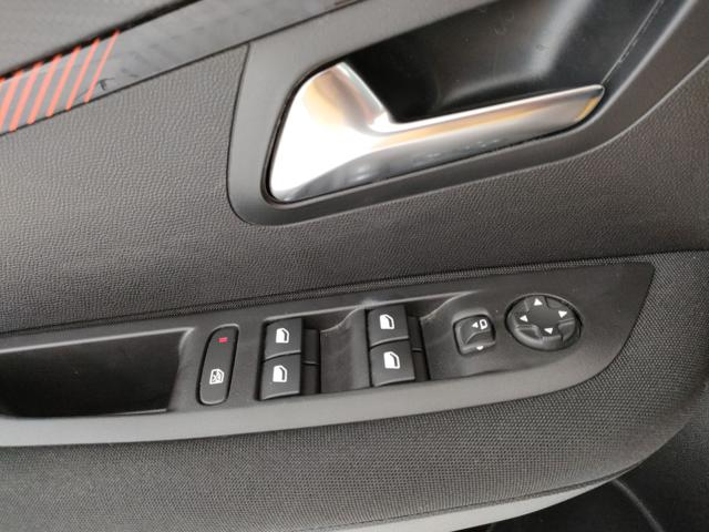 PEUGEOT 208 usata, con Sedile posteriore sdoppiato