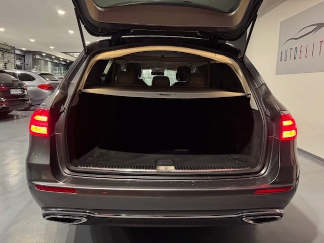 MERCEDES-BENZ E 220 usata, con Fari LED