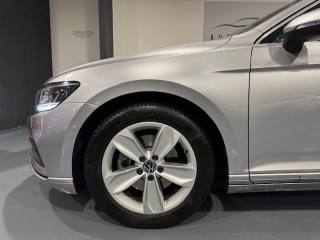 VOLKSWAGEN Passat Variant usata, con Luci diurne LED