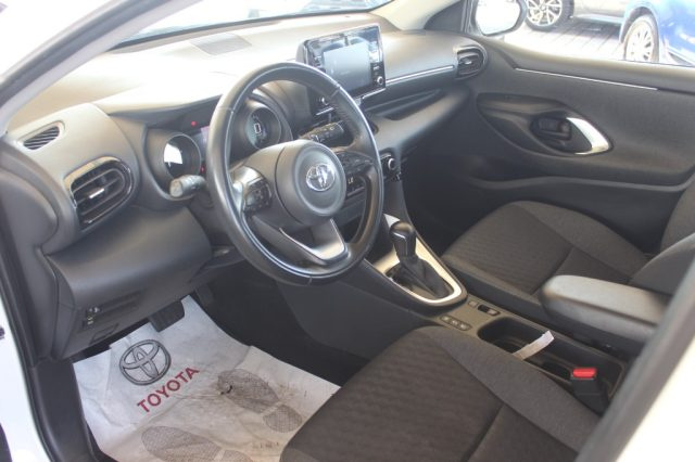 TOYOTA Yaris usata, con Fari LED