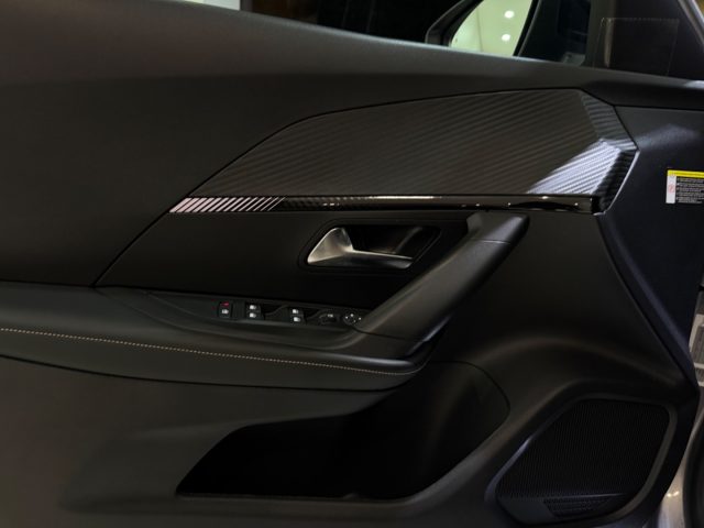 PEUGEOT 2008 usata, con Sensori di parcheggio posteriori