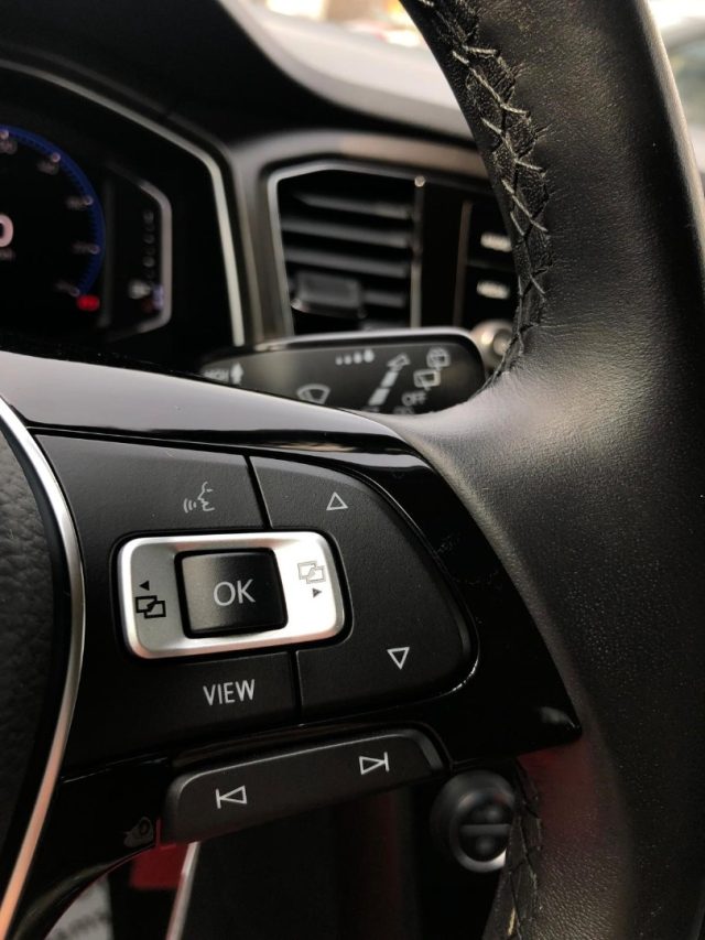 VOLKSWAGEN T-Roc usata, con Volante in pelle