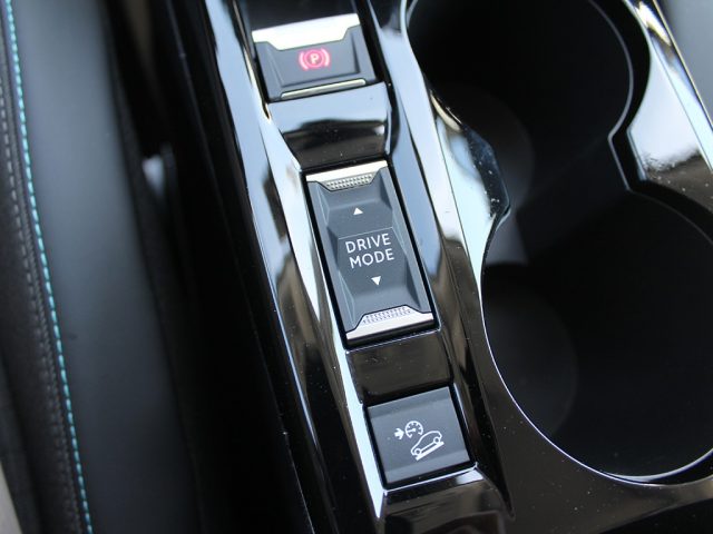 PEUGEOT 2008 usata, con Sensori di parcheggio posteriori