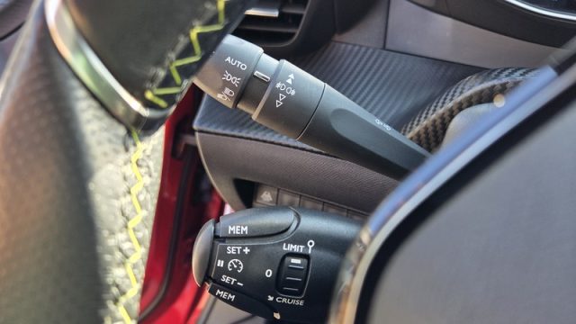 PEUGEOT 2008 usata, con Sensori di parcheggio posteriori
