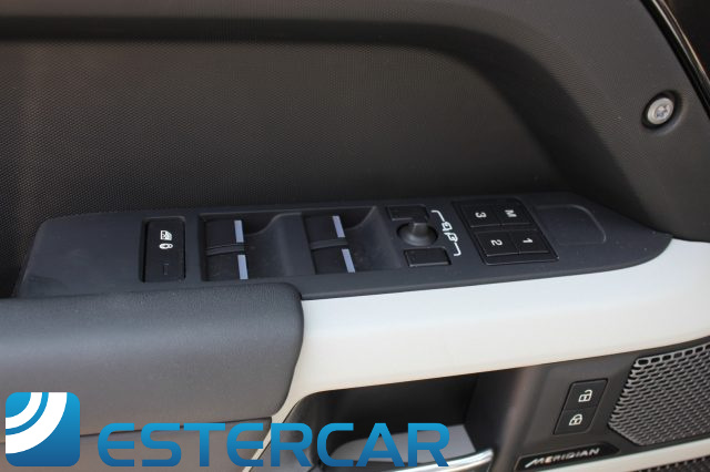 LAND ROVER Defender usata, con Trazione integrale