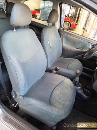 TOYOTA Yaris usata 16