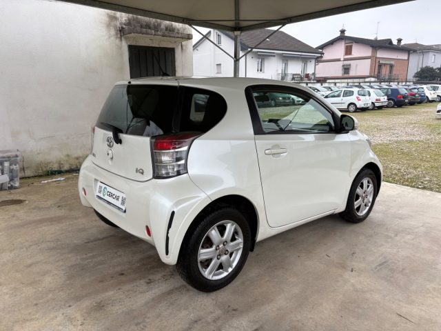 TOYOTA iQ usata, con Autoradio