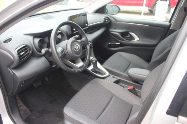 TOYOTA Yaris usata, con Fari LED