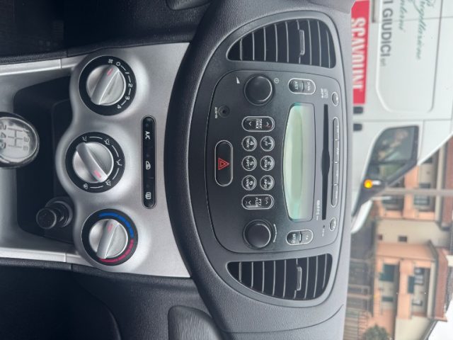 HYUNDAI i10 usata 13