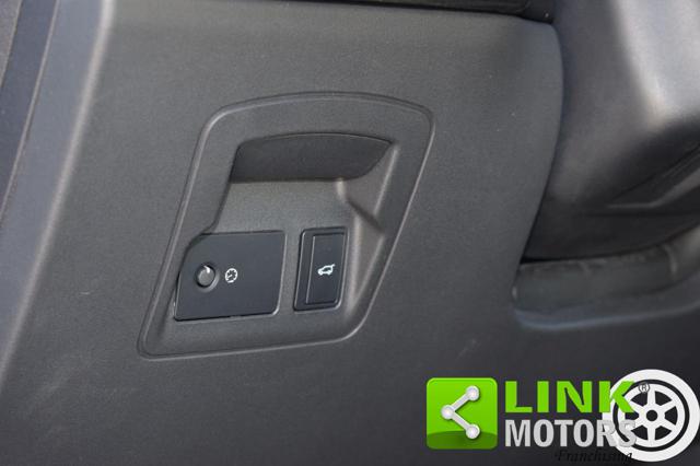 LAND ROVER Range Rover Velar usata, con Leve al volante