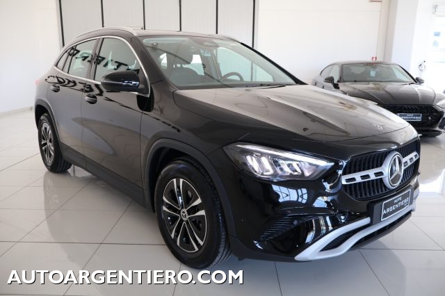 MERCEDES-BENZ GLA 180 usata, con Fari direzionali