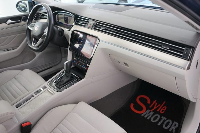 VOLKSWAGEN Passat Variant usata, con Luci diurne