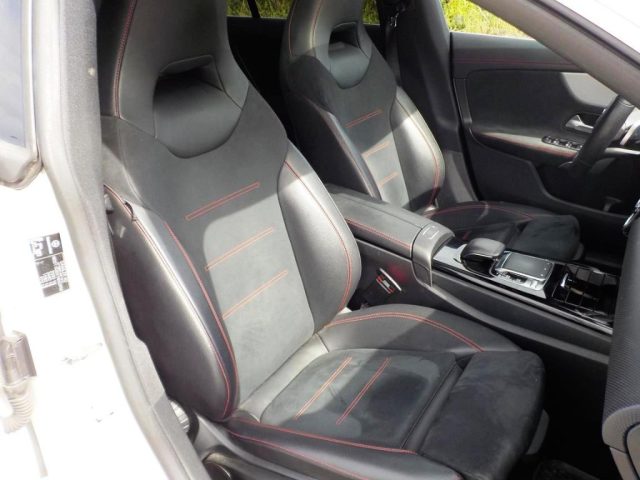 MERCEDES-BENZ CLA 180 usata, con Leve al volante