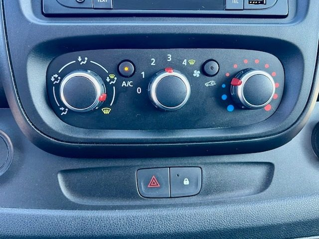 OPEL Vivaro usata, con USB