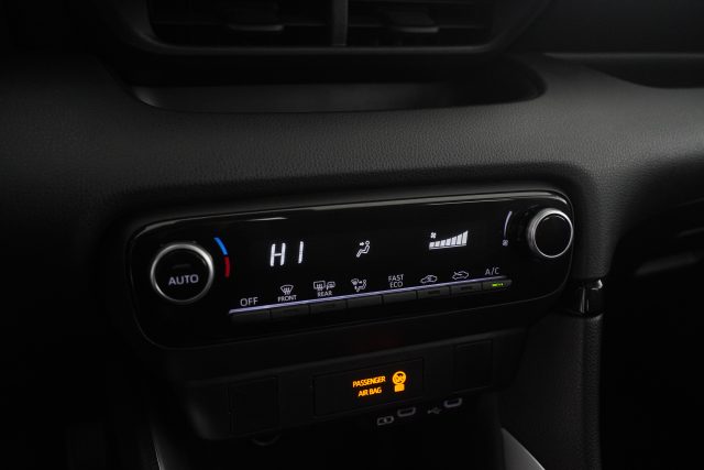 TOYOTA Yaris usata 8