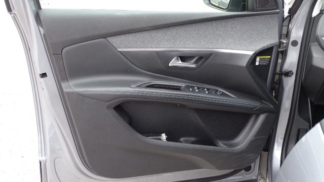 PEUGEOT 5008 usata, con Carica per smartphone a induzione