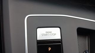 VOLKSWAGEN Golf usata, con Airbag testa