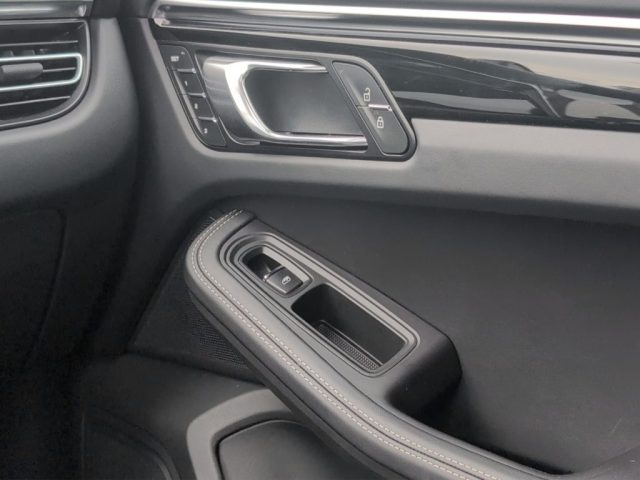 PORSCHE Macan usata, con Leve al volante