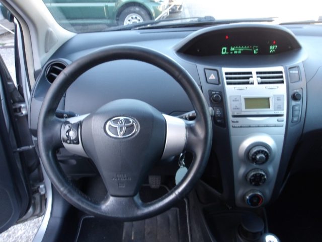 TOYOTA Yaris usata, con Servosterzo