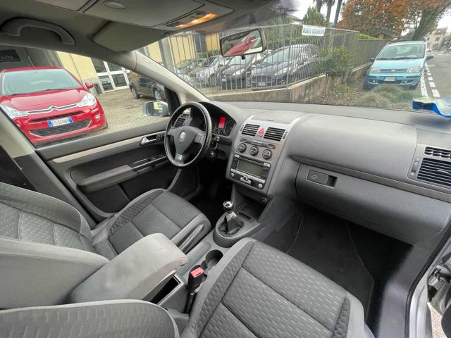 VOLKSWAGEN Touran usata, con Park Distance Control