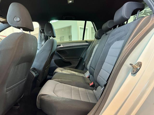 VOLKSWAGEN Golf usata, con USB
