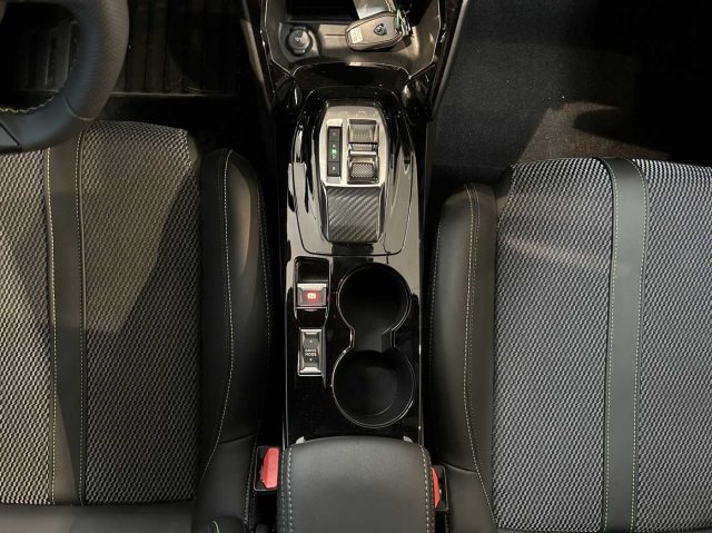 PEUGEOT 208 usata, con Telecamera per parcheggio assistito