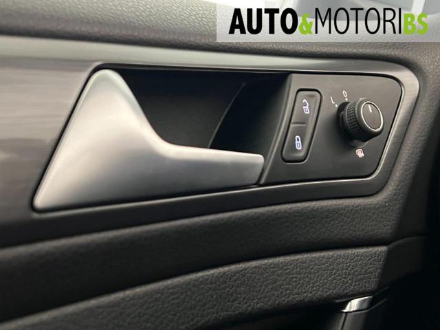 VOLKSWAGEN Golf usata, con USB