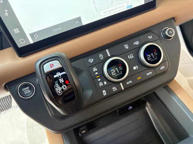 LAND ROVER Defender usata, con Leve al volante