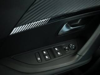 PEUGEOT 2008 usata, con Sensori di parcheggio anteriori