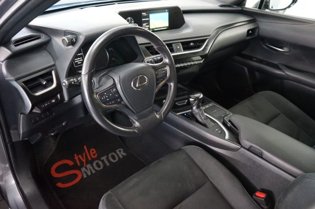 LEXUS UX 250h usata, con Cerchi in lega